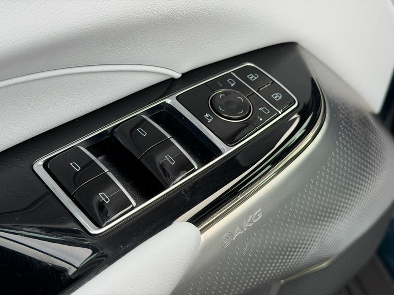 Cadillac LYRIQ Vehicle Full-screen Gallery Image 17