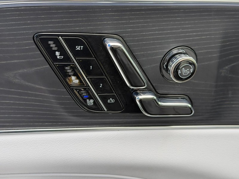 Cadillac LYRIQ Vehicle Full-screen Gallery Image 18
