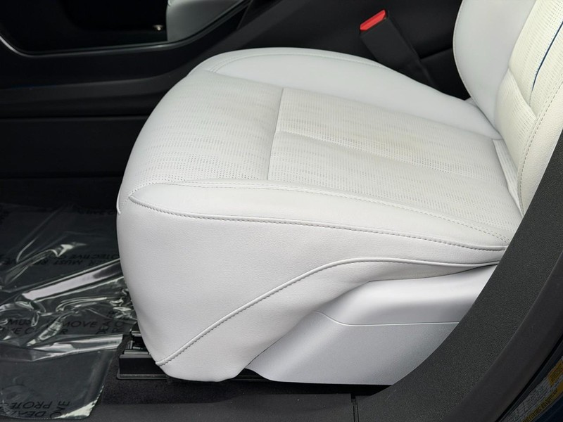 Cadillac LYRIQ Vehicle Full-screen Gallery Image 19