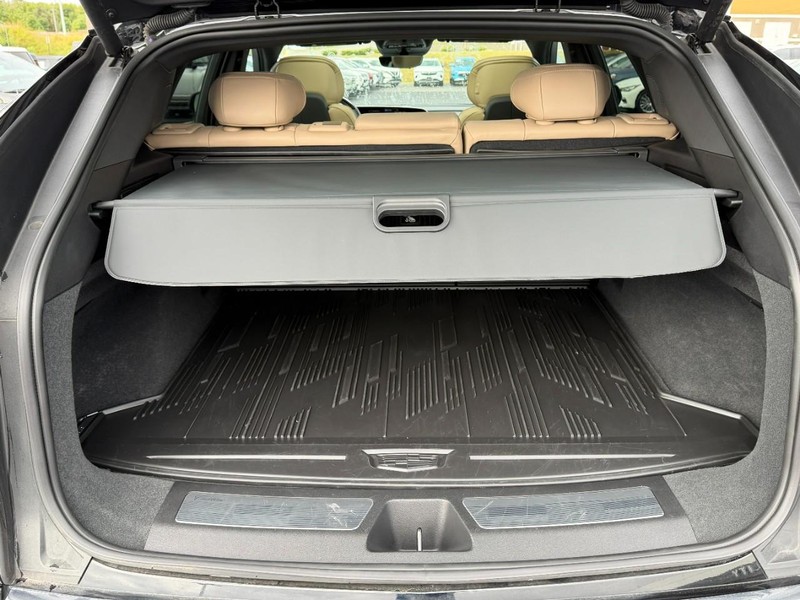 Cadillac LYRIQ Vehicle Full-screen Gallery Image 06