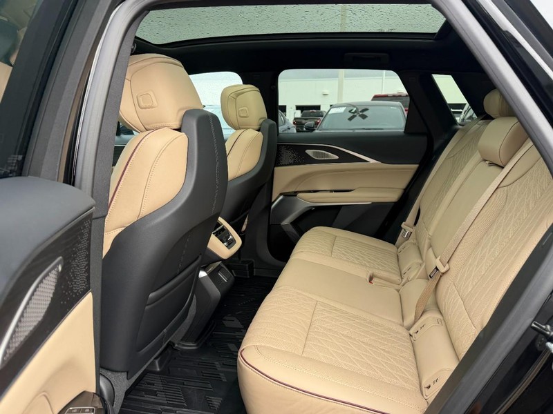 Cadillac LYRIQ Vehicle Full-screen Gallery Image 07