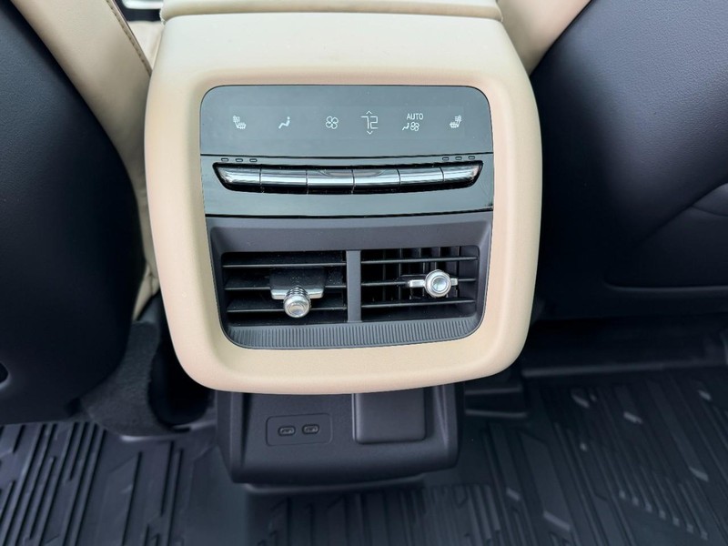 Cadillac LYRIQ Vehicle Full-screen Gallery Image 08