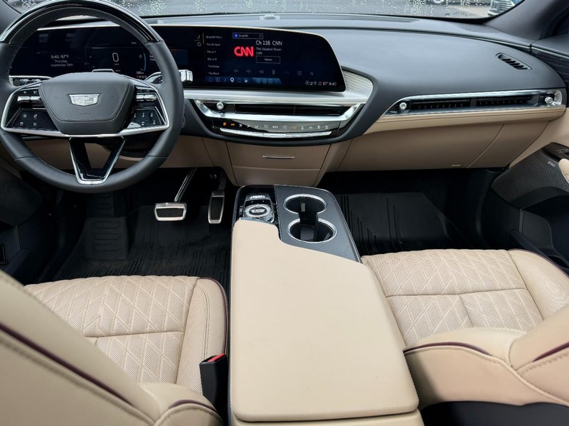 Cadillac LYRIQ Vehicle Full-screen Gallery Image 11