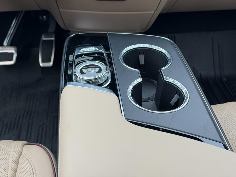 Cadillac LYRIQ Vehicle Full-screen Gallery Image 15