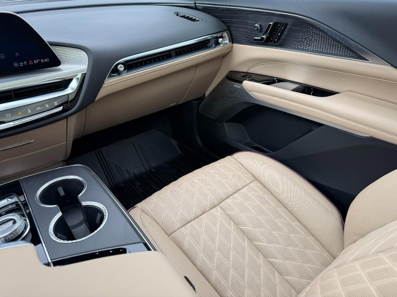 Cadillac LYRIQ Vehicle Full-screen Gallery Image 16