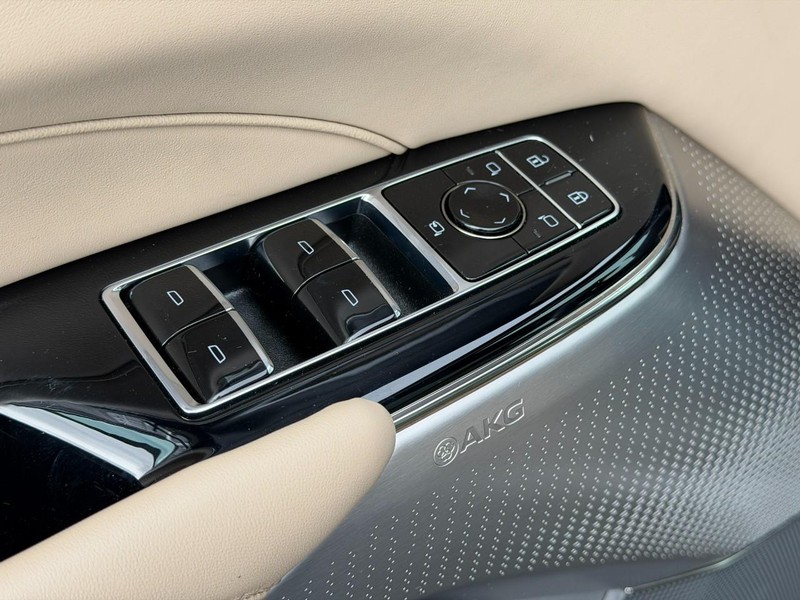 Cadillac LYRIQ Vehicle Full-screen Gallery Image 17