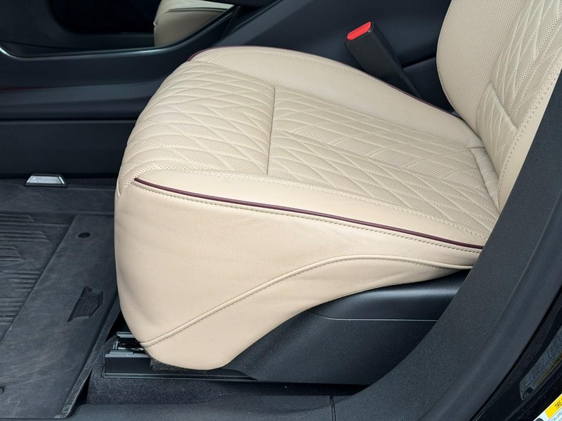 Cadillac LYRIQ Vehicle Full-screen Gallery Image 19