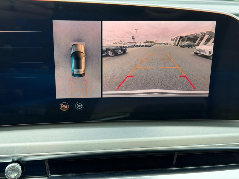Cadillac LYRIQ Vehicle Full-screen Gallery Image 23
