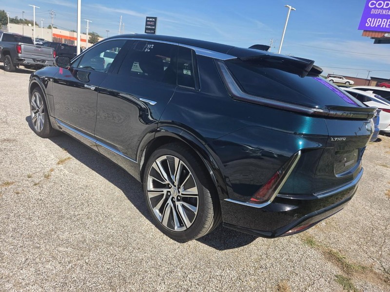 Cadillac LYRIQ Vehicle Full-screen Gallery Image 04