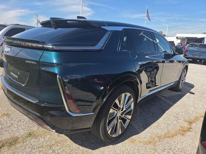 Cadillac LYRIQ Vehicle Full-screen Gallery Image 05