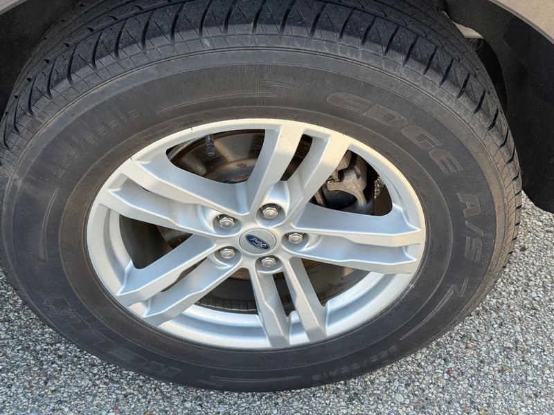 Ford Explorer Vehicle Image 6