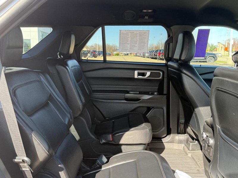 Ford Explorer Vehicle Image 9