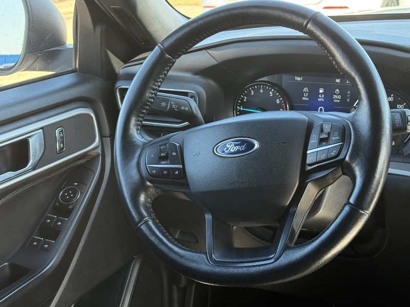 Ford Explorer Vehicle Image 13