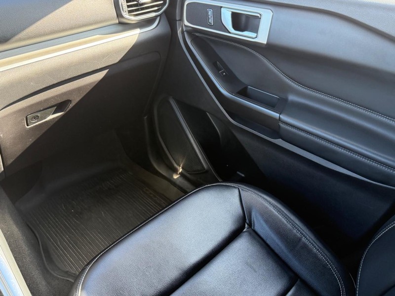 Ford Explorer Vehicle Image 14