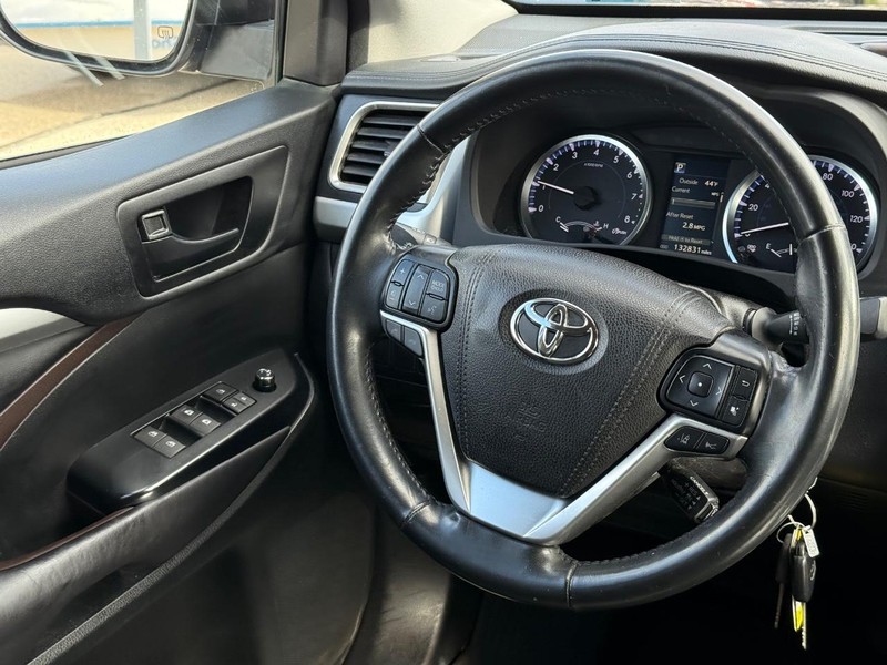 Toyota Highlander Vehicle Image 13