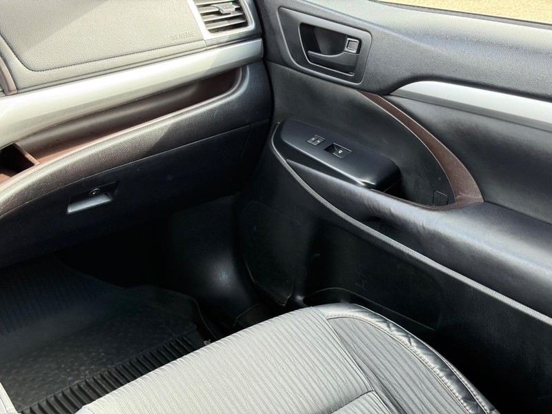 Toyota Highlander Vehicle Image 14