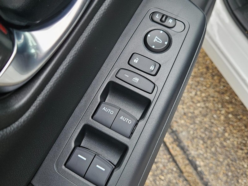 Honda CR-V Hybrid Vehicle Image 15