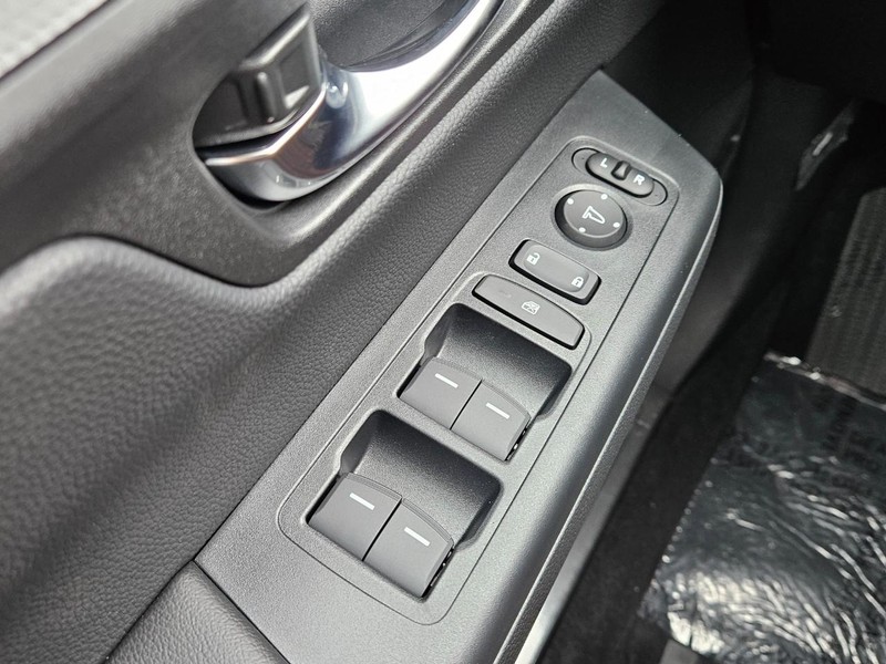 Honda CR-V Hybrid Vehicle Image 16
