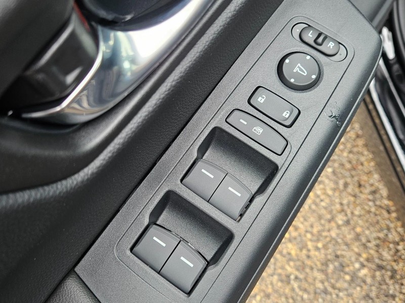Honda CR-V Hybrid Vehicle Image 16