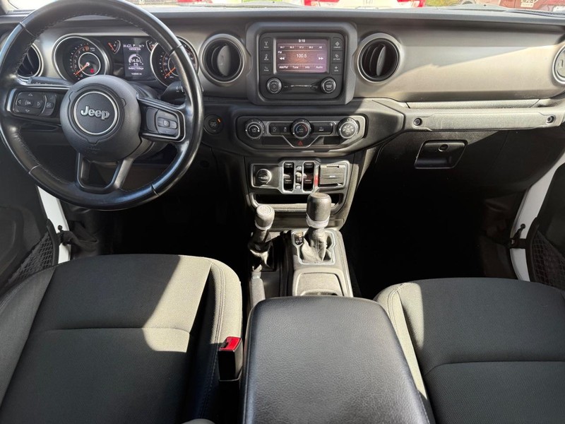 Jeep Gladiator Vehicle Image 11