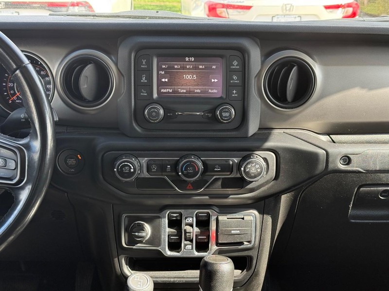 Jeep Gladiator Vehicle Image 12