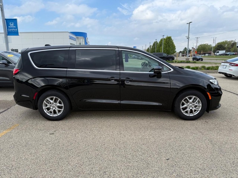 Chrysler Pacifica Vehicle Image 2