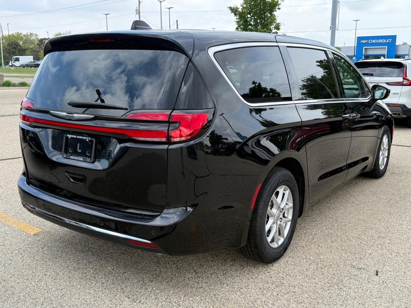 Chrysler Pacifica Vehicle Image 3