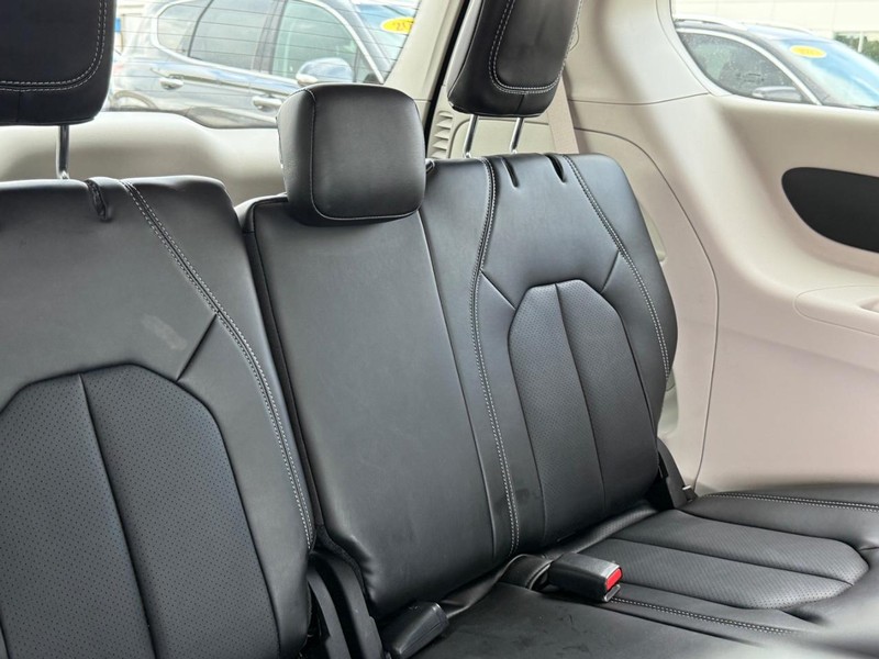 Chrysler Pacifica Vehicle Image 5