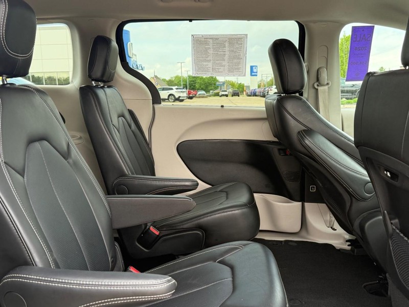 Chrysler Pacifica Vehicle Image 6