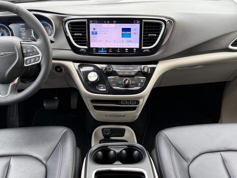 Chrysler Pacifica Vehicle Image 7