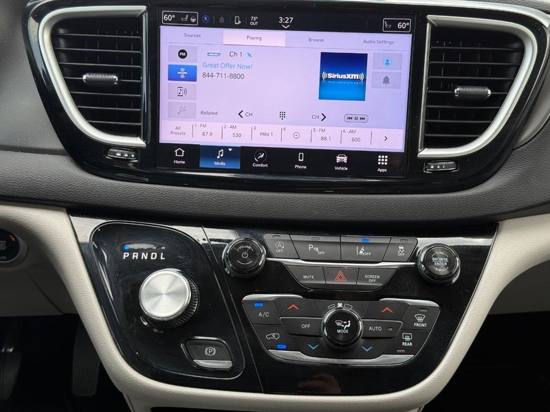 Chrysler Pacifica Vehicle Image 8