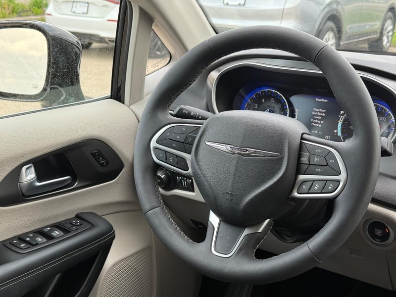 Chrysler Pacifica Vehicle Image 9