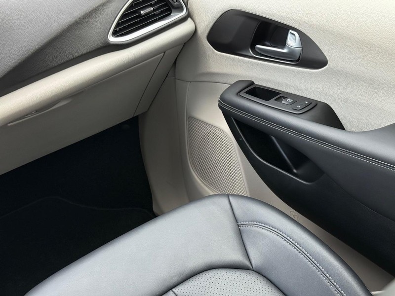 Chrysler Pacifica Vehicle Image 10