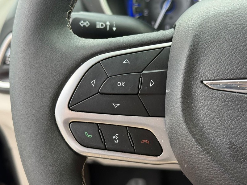 Chrysler Pacifica Vehicle Image 11