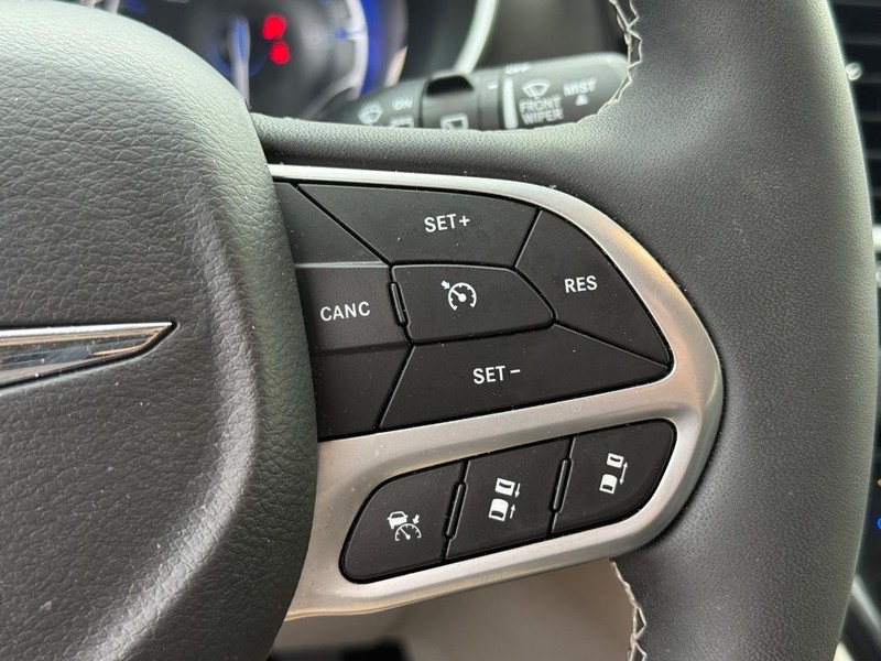 Chrysler Pacifica Vehicle Image 12