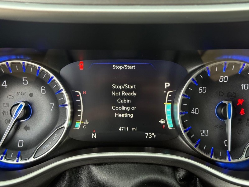 Chrysler Pacifica Vehicle Image 13