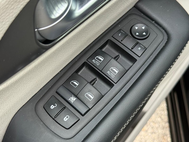 Chrysler Pacifica Vehicle Image 16