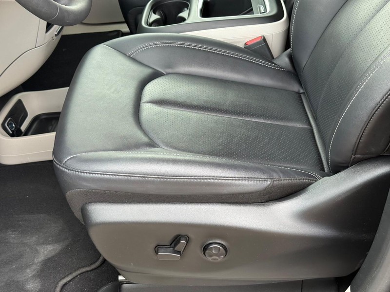 Chrysler Pacifica Vehicle Image 17