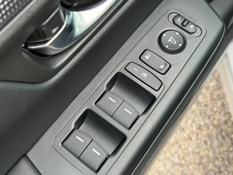 Honda CR-V Hybrid Vehicle Image 15