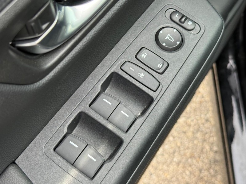 Honda CR-V Hybrid Vehicle Image 17