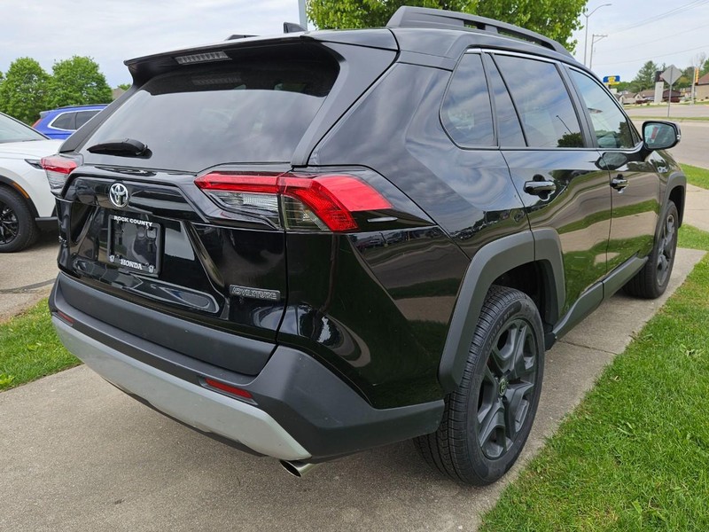 Toyota RAV4 Vehicle Image 3