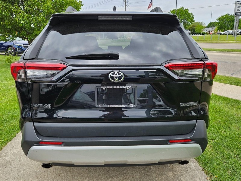 Toyota RAV4 Vehicle Image 4