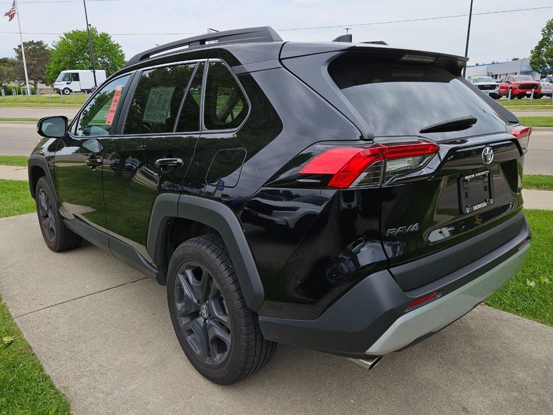 Toyota RAV4 Vehicle Image 5