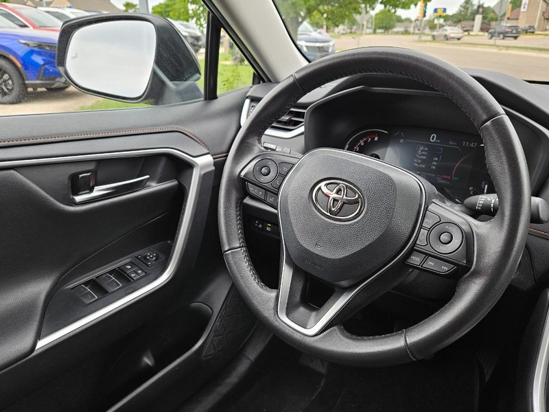 Toyota RAV4 Vehicle Image 13