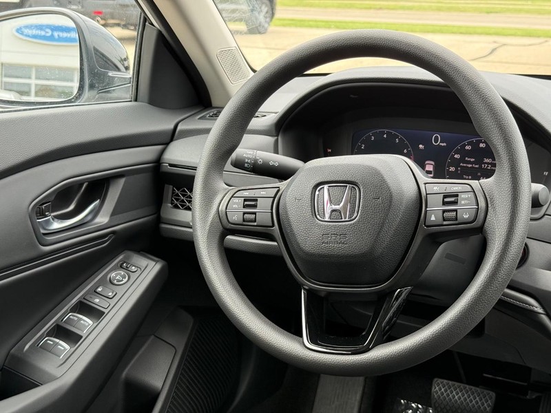 Honda Accord Sedan Vehicle Image 9