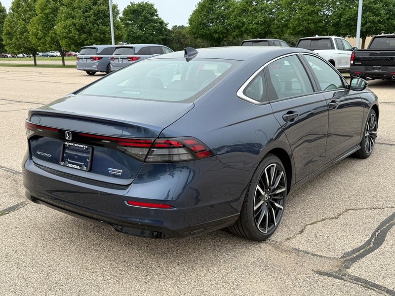 Honda Accord Hybrid Vehicle Image 3