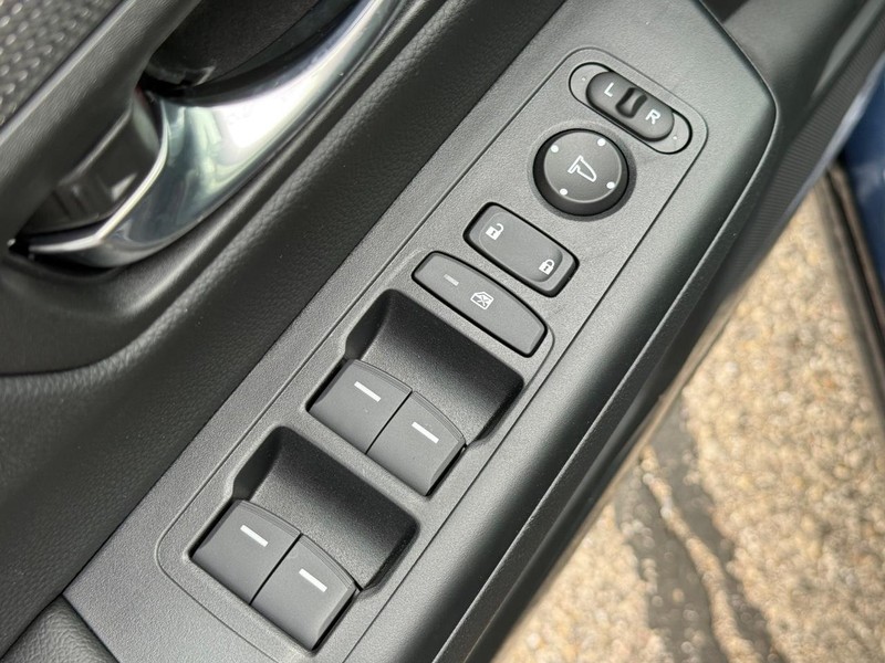 Honda CR-V Hybrid Vehicle Image 16