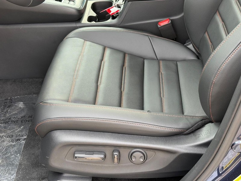 Honda CR-V Hybrid Vehicle Image 17