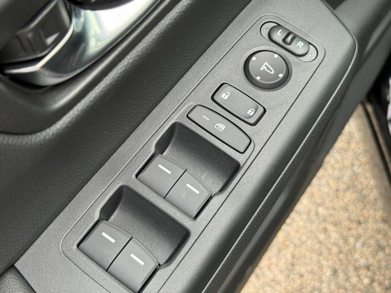 Honda CR-V Hybrid Vehicle Image 16