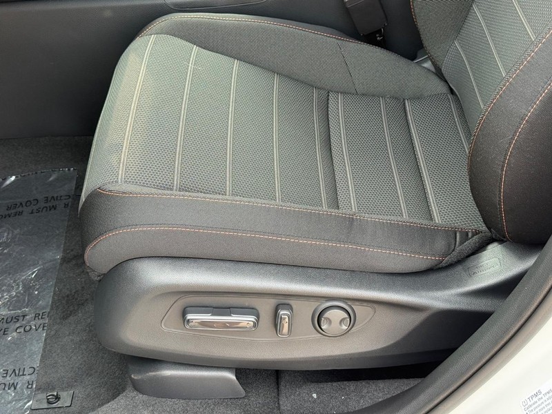 Honda CR-V Hybrid Vehicle Image 16